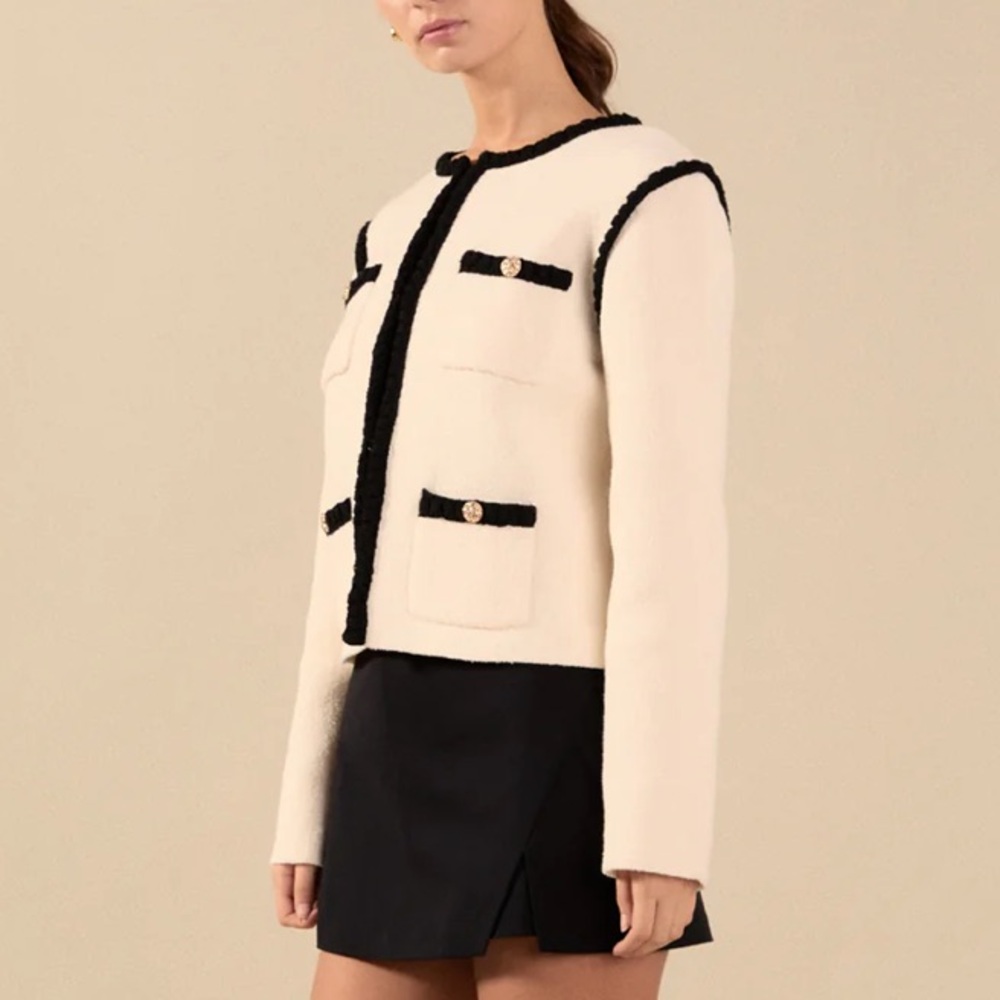 987 A • Ivory & Black Thick Boucle Knit Lady Jacket w/Pockets & Gold Buttons - Picture 4 of 8